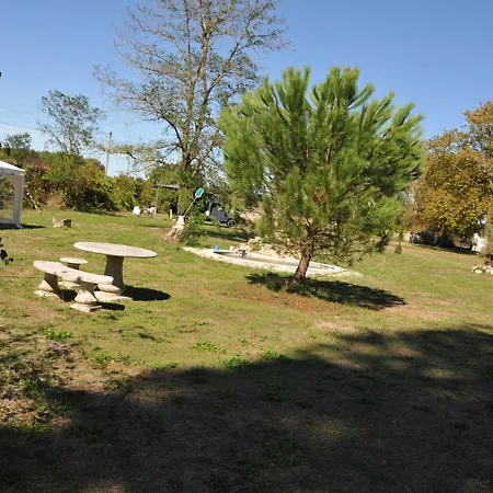 אתר קמפינג Emplacement Bucolique De Camping Dans Le Parc Du Chateau - Attention Tente, Materiels Et Electricite Non Fournis *