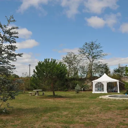 Emplacement Bucolique De Camping Dans Le Parc Du Chateau - Attention Tente, Materiels Et Electricite Non Fournis *