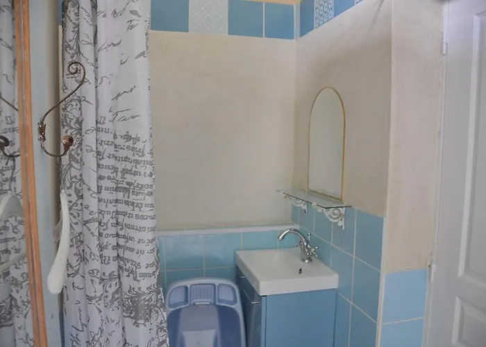 Emplacement Bucolique De Dans Le Parc Du Chateau - Attention Tente Et Materiels Non Fournis Et Sans Possibilite De Faire Courir Rallonge Pour Se Raccorder A L'electricite *