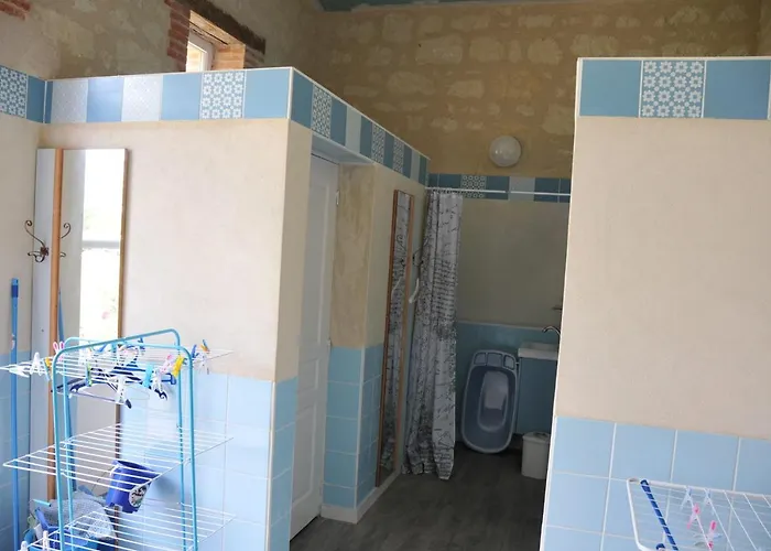 אתר קמפינג Emplacement Bucolique De Dans Le Parc Du Chateau - Attention Tente Et Materiels Non Fournis Et Sans Possibilite De Faire Courir Rallonge Pour Se Raccorder A L'electricite *